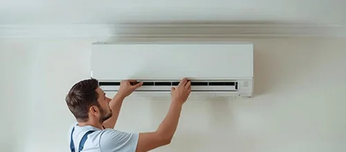 Tecnico impegnato nella manutenzione di un climatizzatore